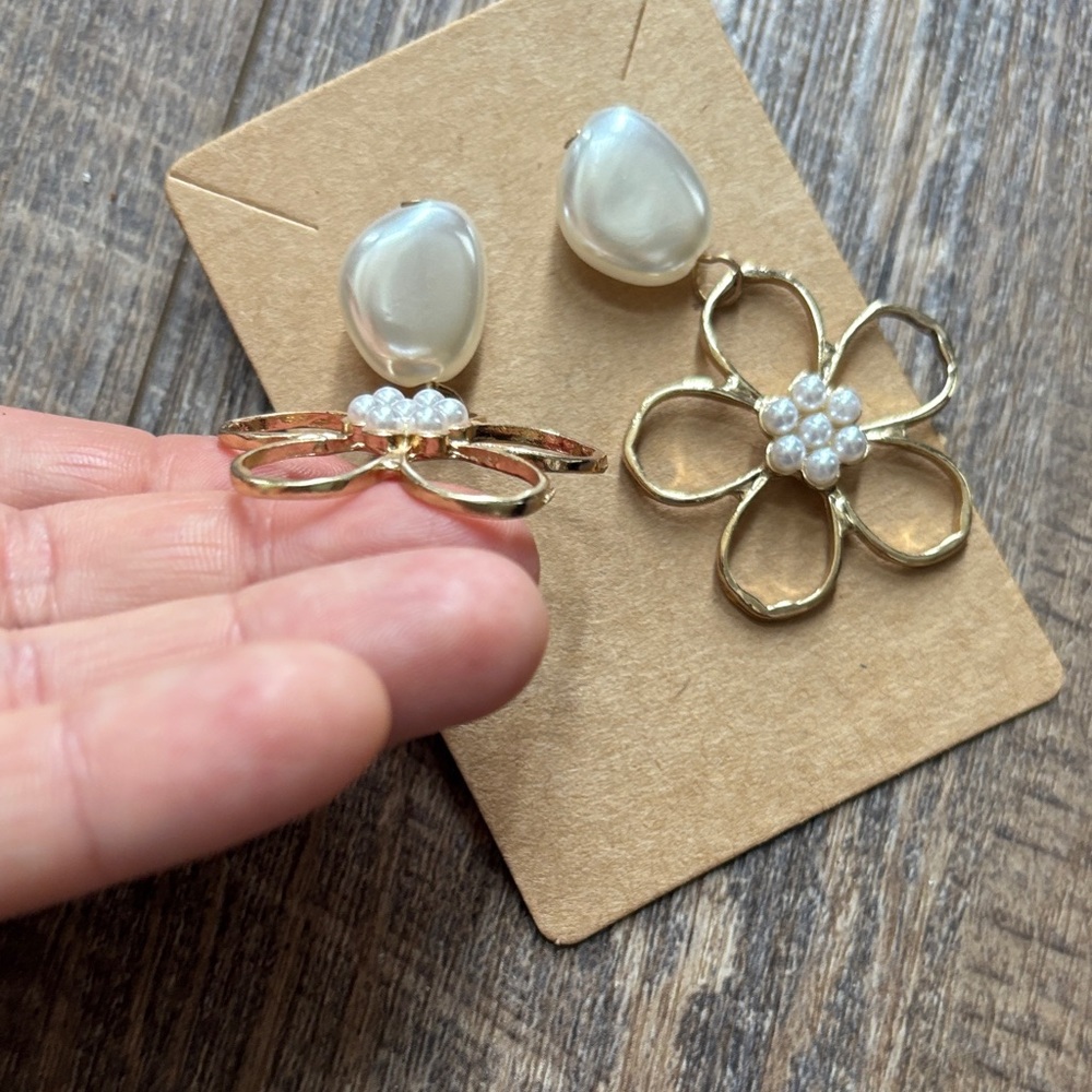 Elegant Gold and Pearl Flower Earrings - Picture 4 of 5